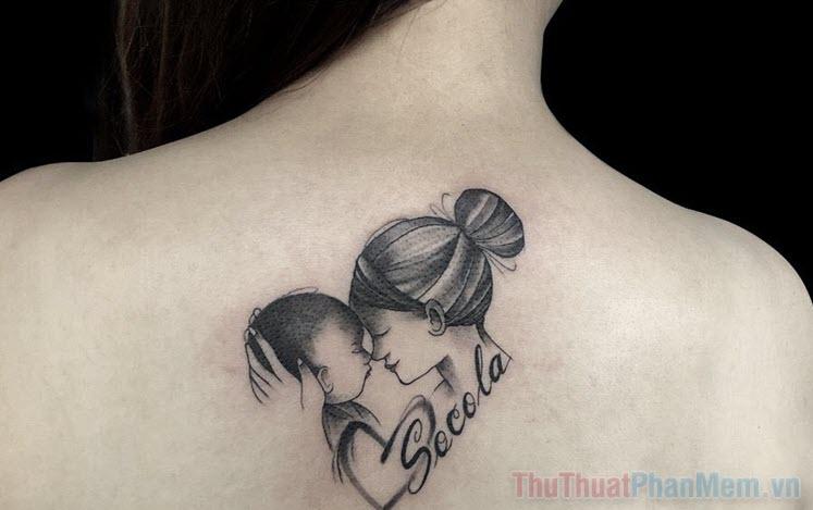 Tattoo mẹ bồng con sau lưng tuyệt đẹp