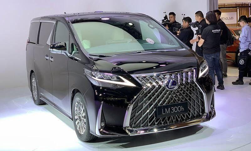 Lexus đã cho trình làng mẫu xe LM300h tại Thượng Hải với giá khá cao