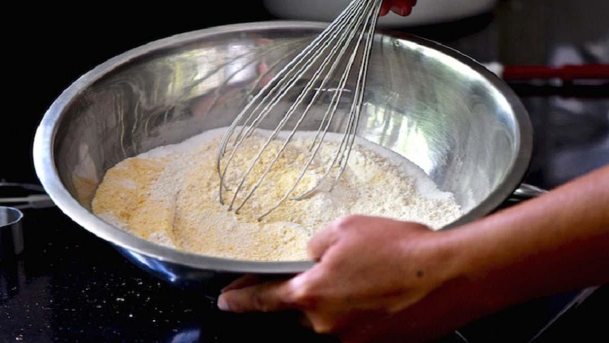 Tạo bột để làm bánh đa