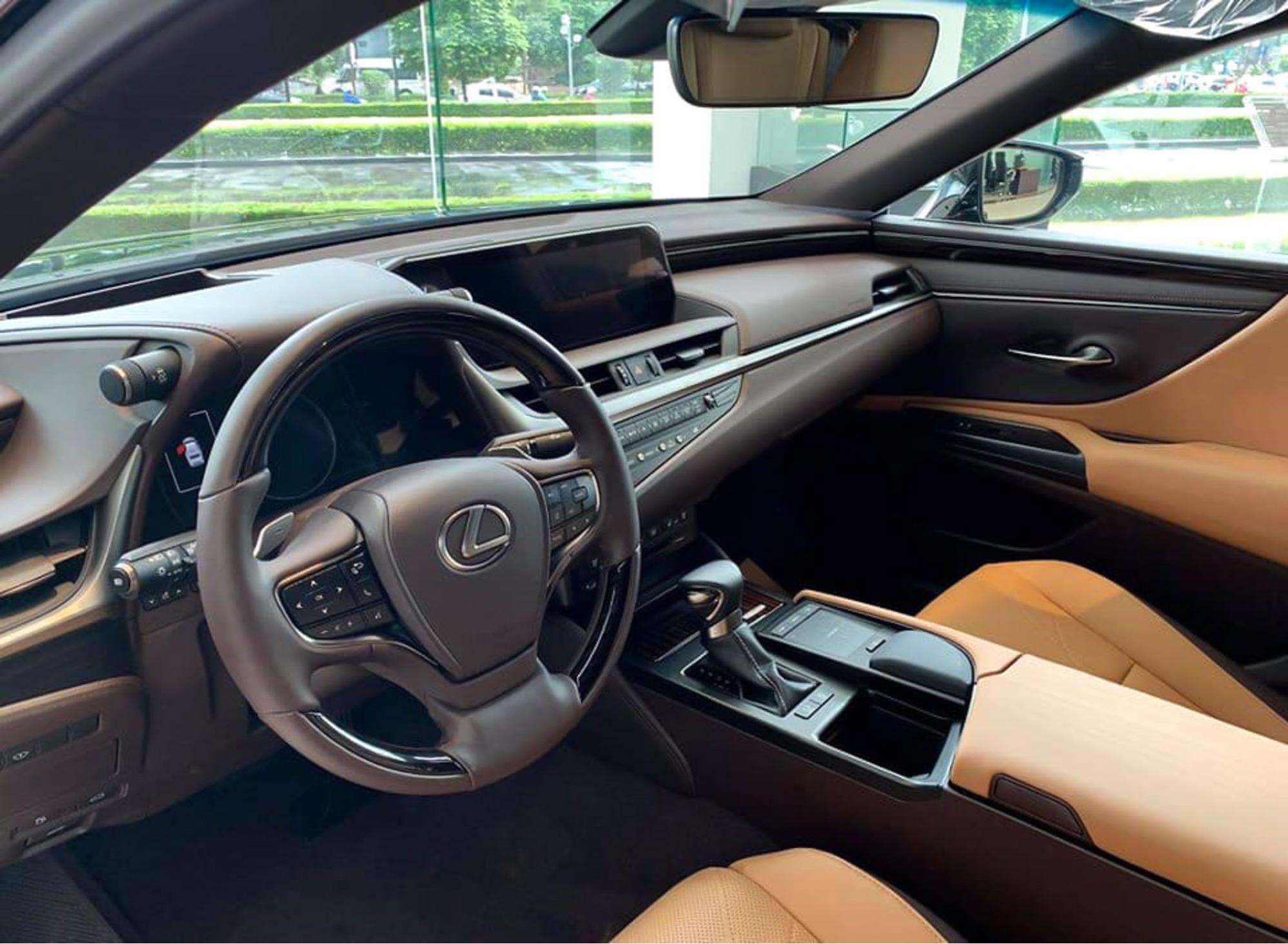 Khoang lái của Lexus RX300