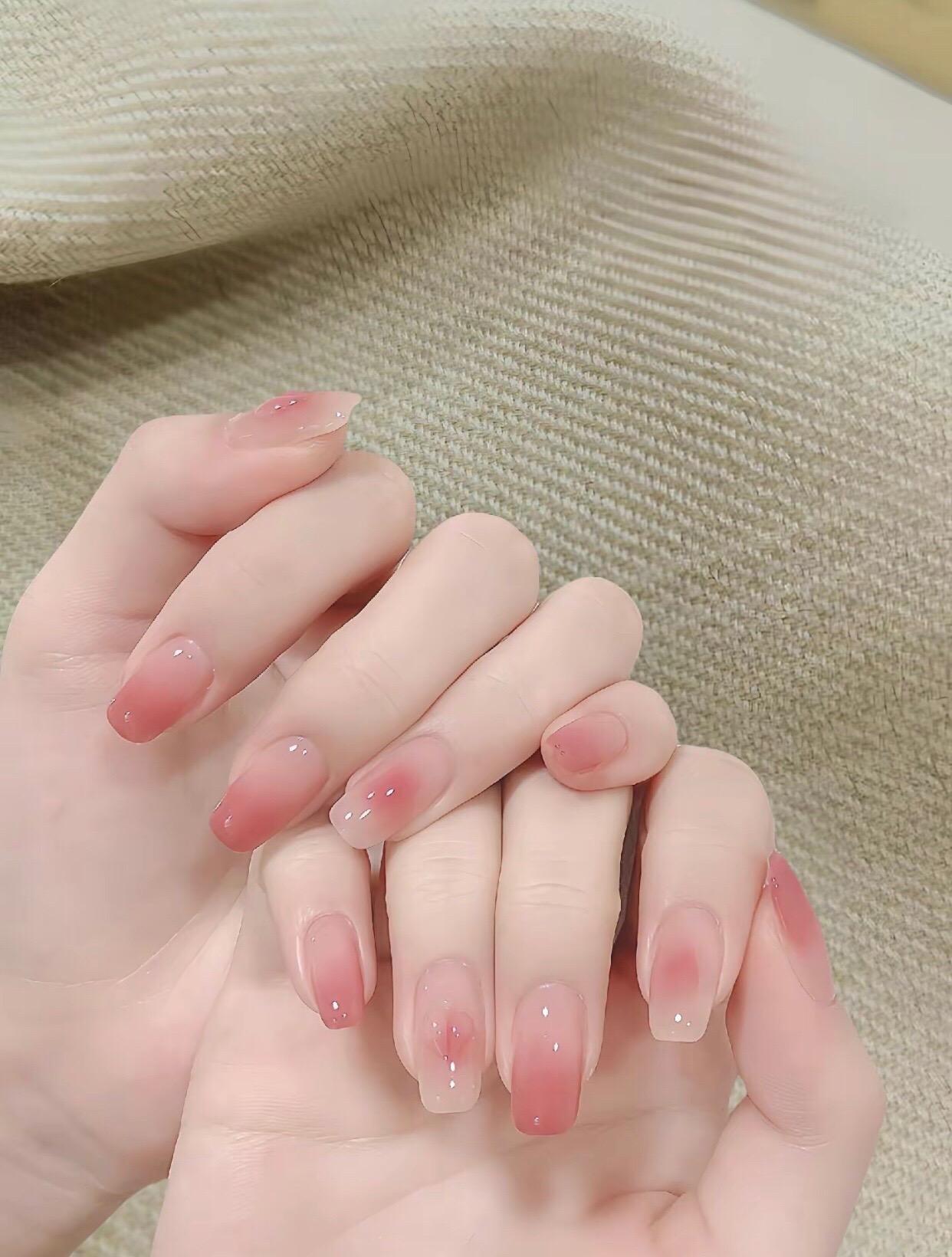 Mềm mại, ngọt ngào và đầy nữ tính với bộ nail thạch hồng