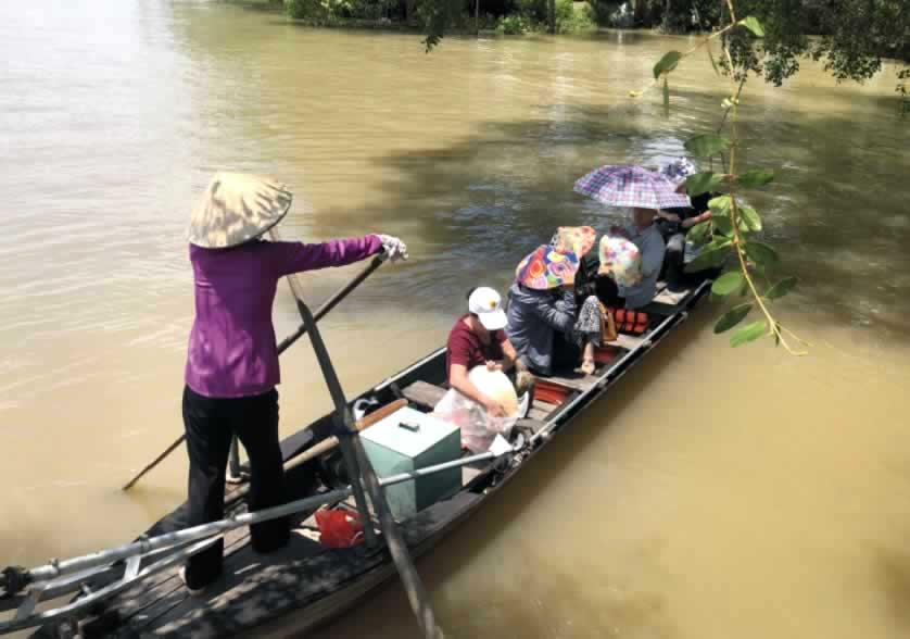 đi đò chèo tham quan trên rạch